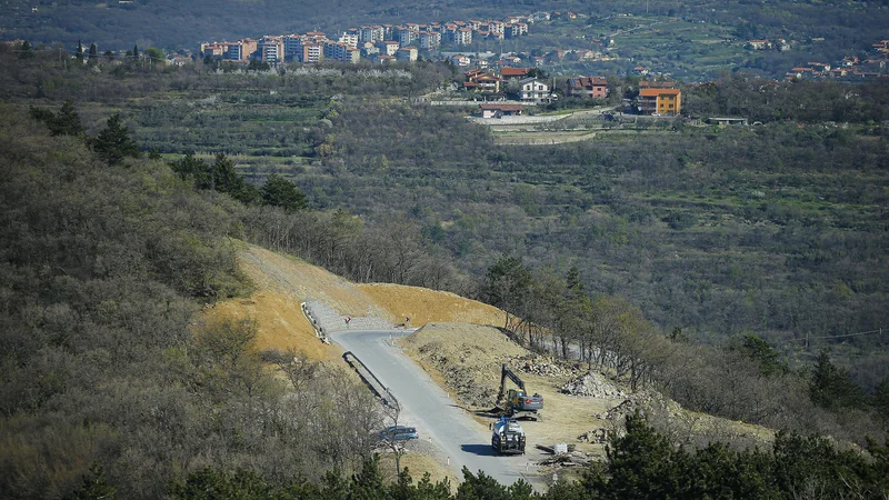 Fotografija: Nove dostopne ceste so raj za rekreativce, vendar bo dostop nanje med gradnjo prepovedan. FOTO: Jože Suhadolnik/Delo