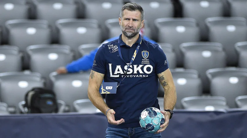 Fotografija: Trener Celja Tomaž Ocvirk ve, kako težka naloga jih čaka v boju z rokometnim oddelkom PSG. FOTO: Damir Krajac/Cropix