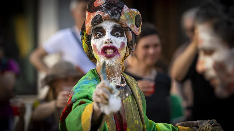 Fotografija: Nekatere stvari smo se navadili preprosto vsebinsko ignorirati. FOTO: Jože Suhadolnik/Delo