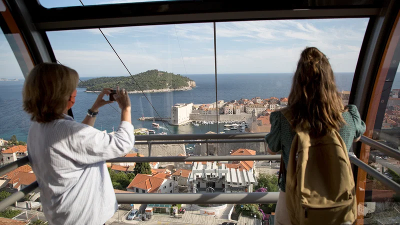 Število okužb z novim koronavirusom na Hrvaškem se vse bolj povečuje &ndash; današnjih 2623 okužb je največ od 23. decembra lani.<br />
FOTO: Ivan Vukovic/AFP