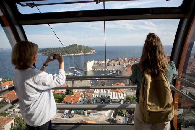Število okužb z novim koronavirusom na Hrvaškem se vse bolj povečuje &ndash; današnjih 2623 okužb je največ od 23. decembra lani.<br />
FOTO: Ivan Vukovic/AFP
