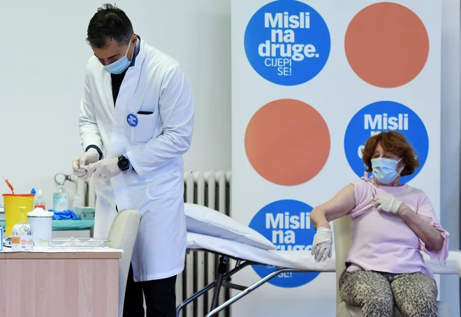Na Hrvaškem so doslej cepili 374.399 ljudi, od tega z dvema odmerkoma cepiva 81.171. FOTO: Denis Lovrović/AFP