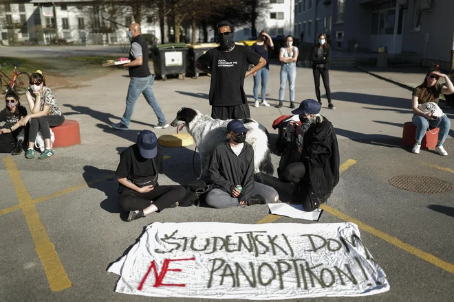Vlada je študente že tretjič postavila pred dejstvo: razen redkih izjem morajo zaradi epidemioloških ukrepov v kratkem času vsi zapustiti študentske sobe. FOTO: Uroš Hočevar/Delo