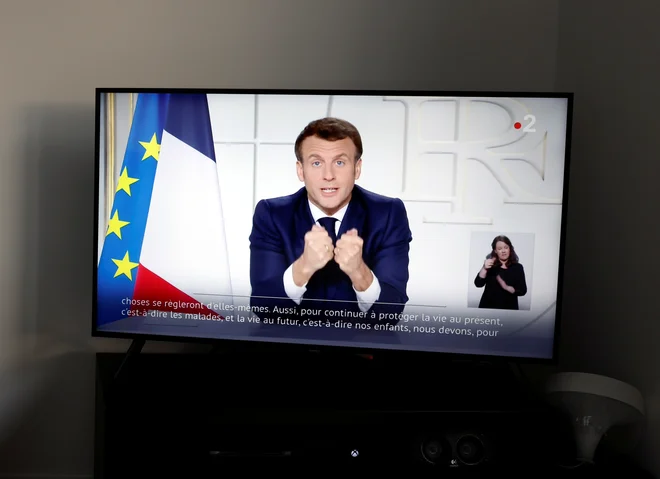Kot je danes po televiziji ocenil Macron, so sedanji protikoronski ukrepi preprosto preveč omejeni za čas, ko se epidemija pospešuje. FOTO: Stephane Mahe/Reuters