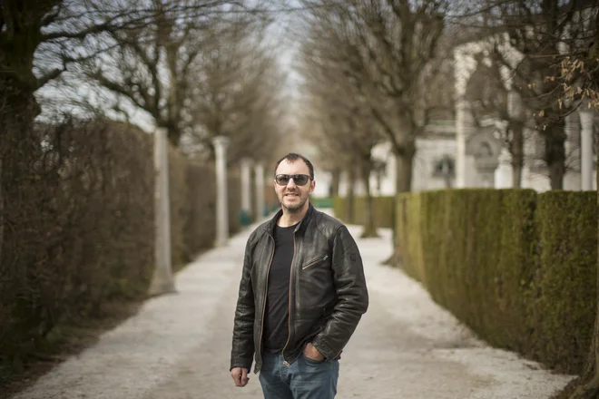 Jernej Dirnbek je povedal, da bodo nastop prenašali iz njihovega placa za vaje v Belem, kjer so ustvarili nov album. FOTO: Jure Eržen/Delo