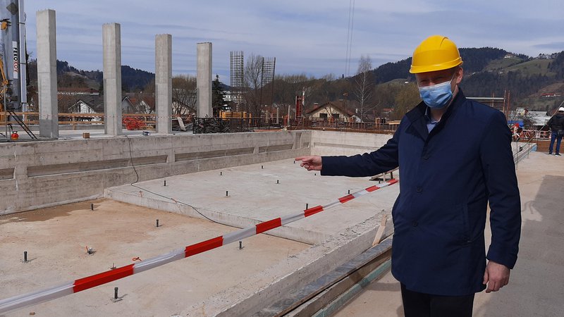 Fotografija: Slovenjgraški župan Tilen Klugler: »Gradnja bazena in bloka poteka nemoteno. Zapleta se pri financiranju.« FOTO: Mateja Kotnik