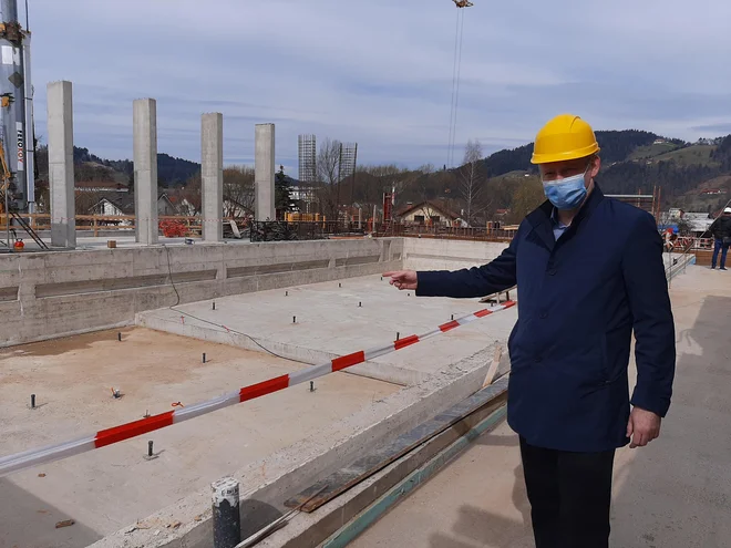 Slovenjgraški župan Tilen Klugler: &raquo;Gradnja bazena in bloka poteka nemoteno. Zapleta se pri financiranju.&laquo; FOTO: Mateja Kotnik