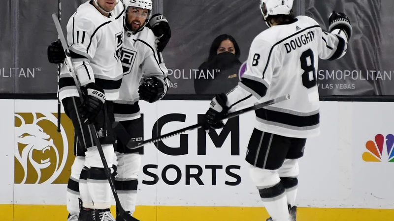 Fotografija: Anže Kopitar je pri zmagi prispeval svojo jubilejno 30. asistenco sezone. FOTO: Ethan Miller/AFP