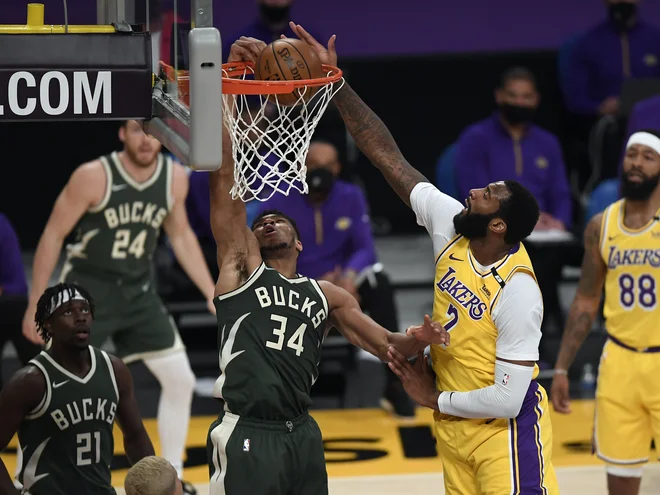 Andre Drummond je na debiju za Los Angeles igral le 14 minut, nato pa si poškodoval prst na desni nogi. FOTO: Kevork Djansezian/AFP
