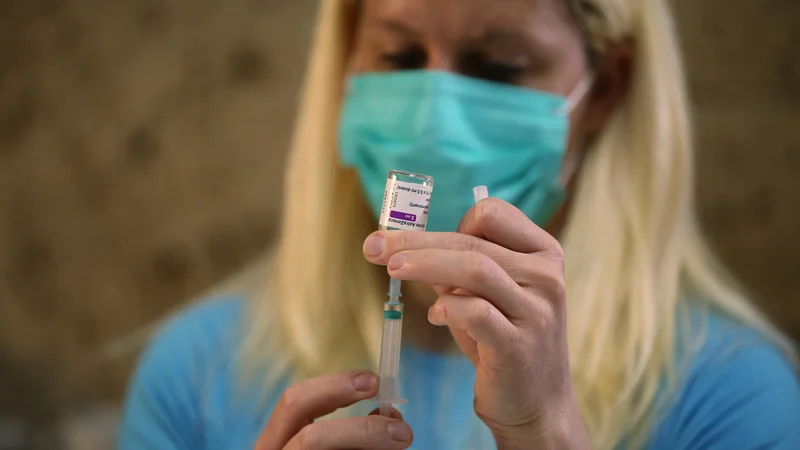 Fotografija: NIJZ v skladu z ugotovitvami posvetovalne skupine za cepljenje zaradi slabšanja epidemiološke situacije v Sloveniji predlaga, da se v prihodnjih treh tednih cepljenje proti covidu-19 osredotoči le na starejše osebe. FOTO: Leon Vidic/Delo