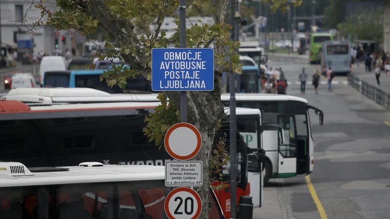 Fotografija: Zdajšnjo avtobusno postajo ob Masarykovi, ki že leta kazi podobo glavnega mesta, bo nadomestila melagomanska stavba ob Vilharjevi. FOTO: Blaž Samec/Delo