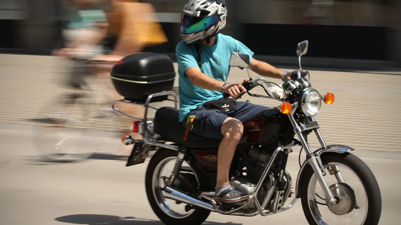 Motoristov je na naših cestah sicer vedno več, po podatkih Agencije za varnost prometa se je število registriranih enoslednih motornih vozil v zadnjem 10-letnem obdobju povečalo z 86.826 na 127.272. FOTO: Jure Eržen/Delo