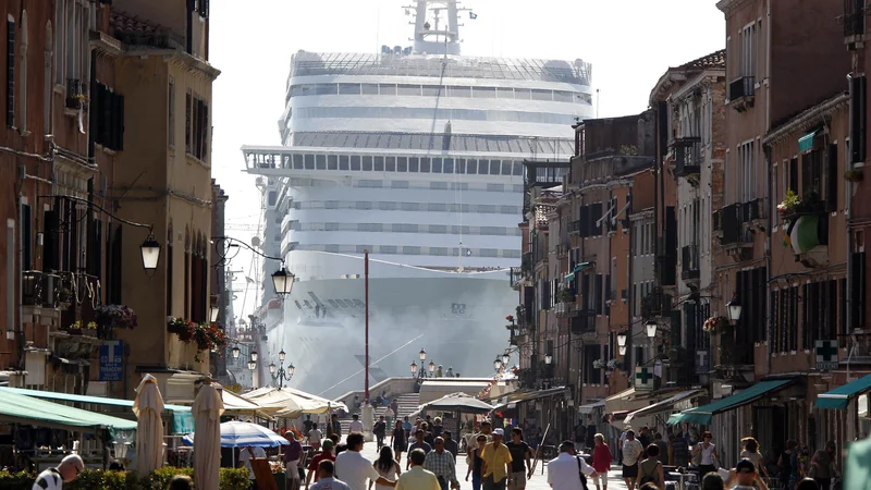 Fotografija: Potniške ladje po novem ne bodo mogle več v samo središče Benetk. FOTO: Stefano Rellandini/Reuters