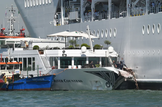 Ladja MSC Opera je junija 2019 izgubila nadzor in se je zaletela v rob pristanišča in tudi v turistično ladjico. FOTO: Andrea Pattaro/AFP