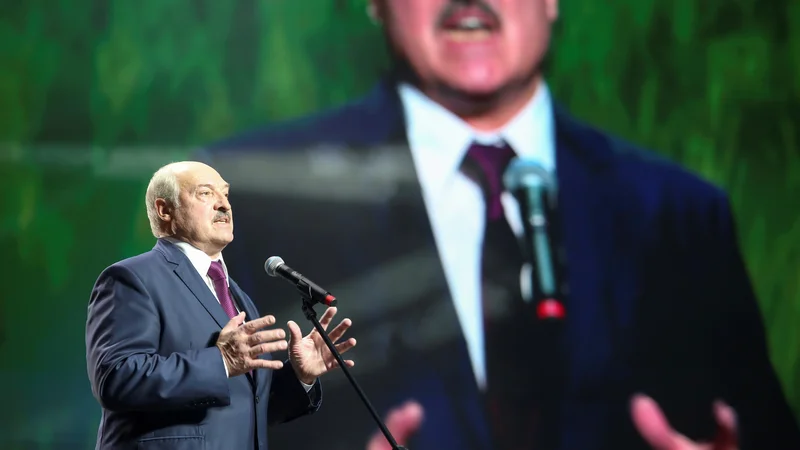 Fotografija: Beloruski predsednik Aleksander Lukašenko se v novi ustavi ne namerava odreči pooblastilom. FOTO: Reuters