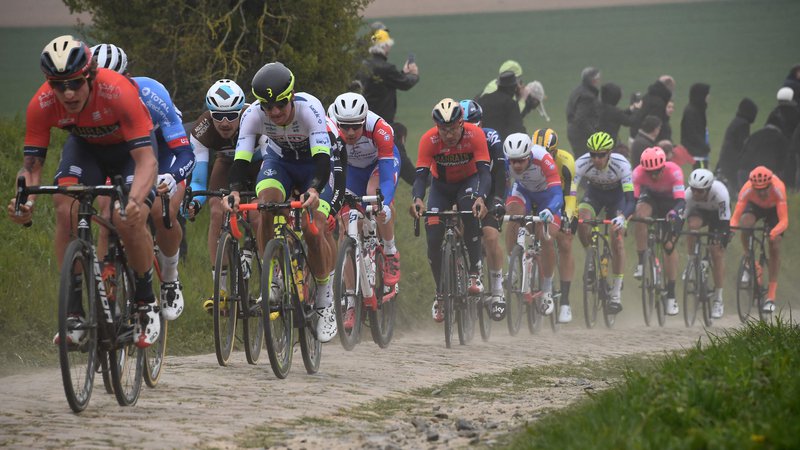 Fotografija: Dirka Pariz-Roubaix vselej poteka po zanimivih panoramskih reliefih tudi za gledalce. FOTO: Anne-Christine Poujoulat/AFP