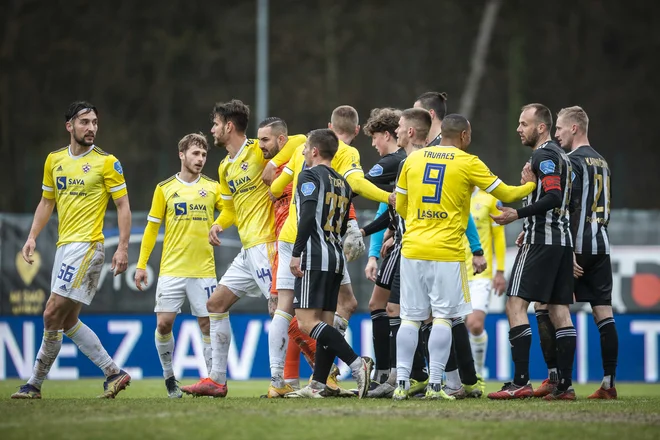 Vlada je prekinila tudi slovensko nogometno prvenstvo. FOTO: Jure Banfi / Sobotainfo