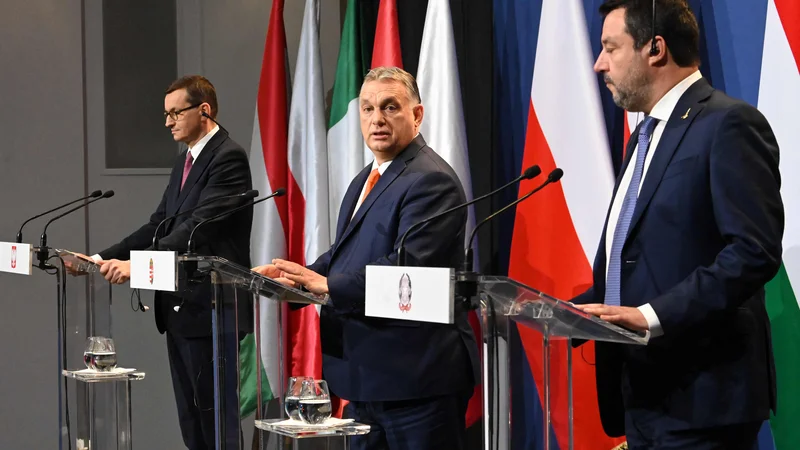 Fotografija: Poljski premier Mateusz Morawiecki, predsednik madžarske vlade Viktor Orbán in vodja Lige Matteo Salvini med skupno izjavo po konco srečanja v Budimpešti, na katerem so razpravljali o združevanju moči na evropski ravni. FOTO: Attila Kisbenedek/AFP