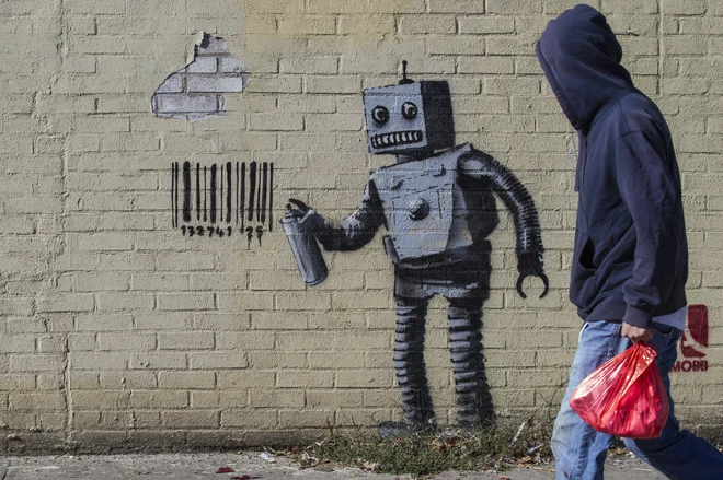 Banksyjev robot s črtno kodo, simbolom potrošništva. FOTO: Brendan Mcdermid/Reuters