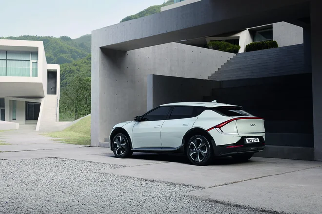 Kia EV6 je zelo posebna z zadnje strani, tako oblikovanih luči nima noben tekmec. Foto Kia