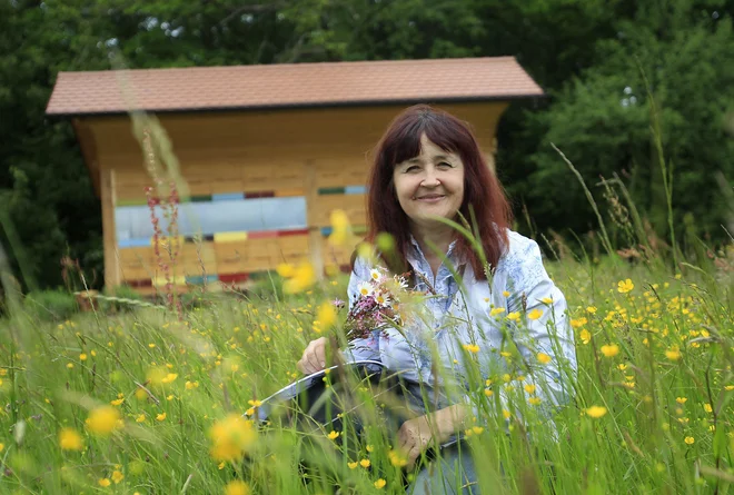 Zakonodaja v zvezi s čebelami že zdaj ni zadosti dobra; zakaj bi jo še poslabšali in rahljali že tako krhko vez z naravo, ki jo imamo, se sprašuje čebelarka in biologinja Andreja Stankovič. FOTO: Leon Vidic