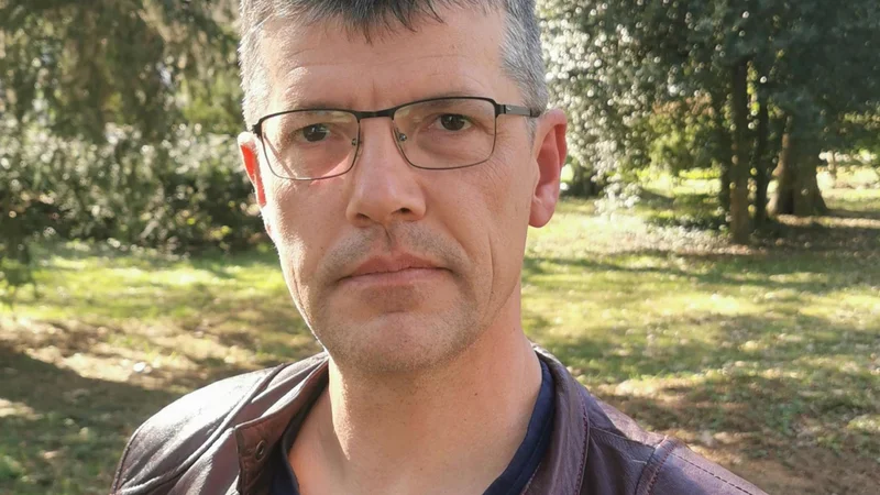Fotografija: Simon Demšar pravi, da je prevajanje zanj sanjski poklic. FOTO: Lucijan Zalokar