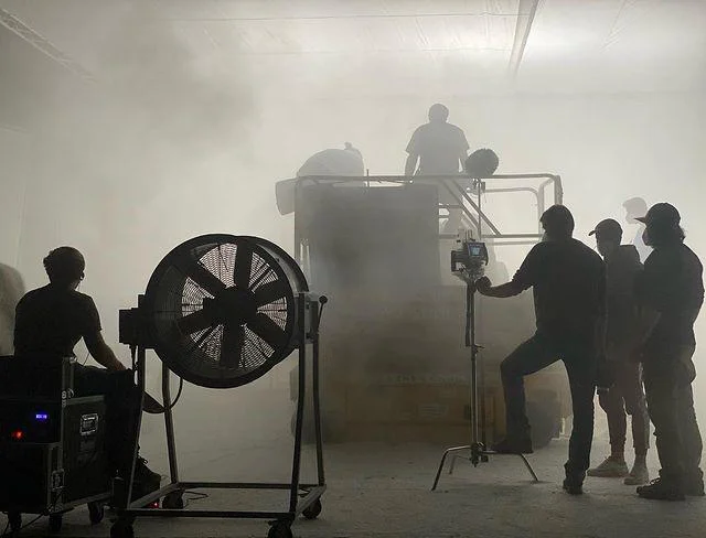 V studiu Viba filma so uprizorili pravi snežni vihar. FOTO: IG