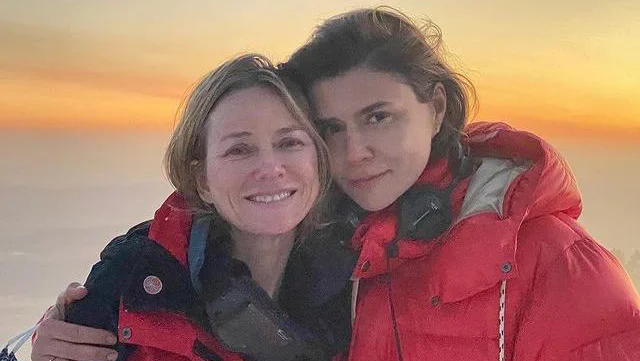 Fotografija: Naomi Watts (levo) z režiserko Małgorzato Szumowsko na Krvavcu. FOTO: IG