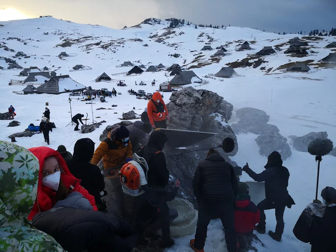 Čakanje na oranžno-rožnat sončni zahod, ki v zgodbi ne pomeni ­romantike, ampak bitko s časom, preden na nevarno goro leže tema. FOTO: osebni arhiv