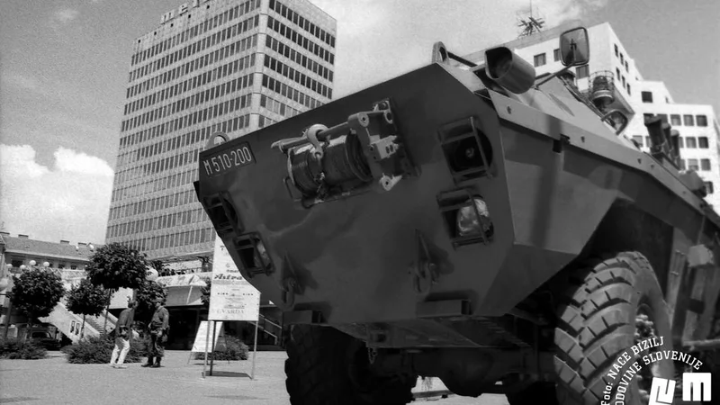 Fotografija: Ljubljana je bila glavni strateški cilj operacij armade, ki bi sledile po tem, ko bi zasedla mejne prehode. FOTO: Nace Bizilj/Mestni muzej Ljubljana