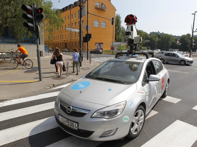 Google se bo tokrat osredotočil na pločnike in ulice v Škofji Loki, Murski Soboti, Sežani, Krškem, v Mozirju, Radljah ob Dravi, Črnomlju ... FOTO: Tomi Lombar/Delo