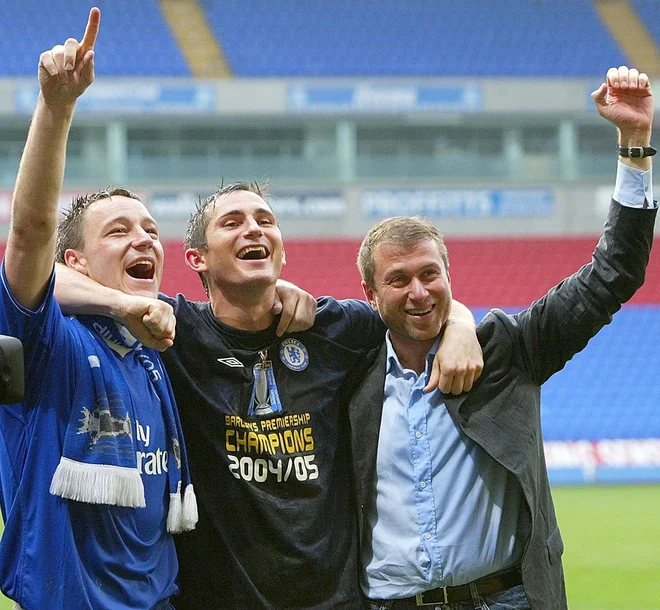 Čeprav je Roman Abramovič januarja odstavil FrankaLamparda (v sfredini), je ob Johnu Terryju njegov najboljši prijatelj iz igralskih vrst. Z njima v glavnih vlogah je Chelsea postal svetovni velikan. FOTO: Darren Staples/Reuters
