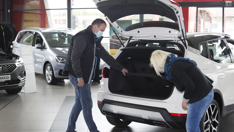 Fotografija: Prodaja avtomobilov je bila v Sloveniji marca na podobni ravni kot v istem mesecu leta 2019.
FOTO: Leon Vidic/Delo