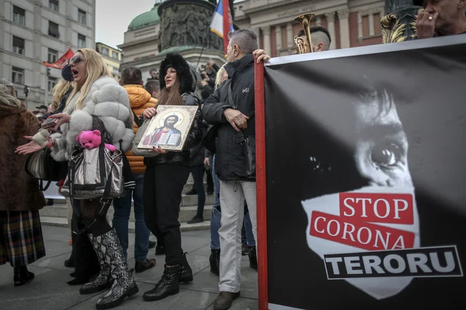 V Beogradu se kar vrstijo protesti različnih skupin, ki nasprotujejo koronskim ukrepom. FOTO: Oliver Bunic/Afp