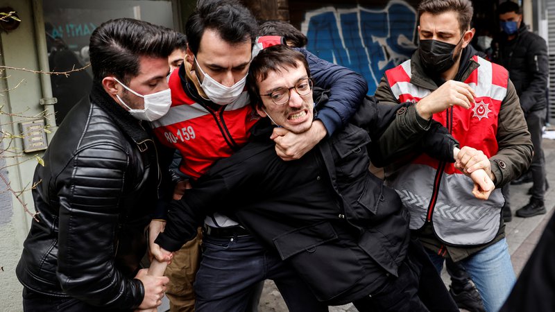 Fotografija: Med demonstracijami v podporo študentom univerze Bogazici v Istambulu so policisti aretirali več deset udeležencev. Študenti so protestirali proti imenovanju rektorja, ki ga je nastavil turški predsednik in zaradi aretacij ducata kolegov, ki so protestirali prejšnji teden. FOTO: Umit Bektas/Reuters