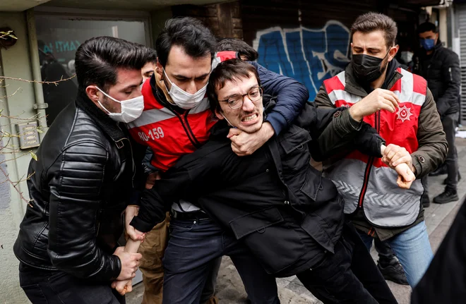 Med demonstracijami v podporo študentom univerze Bogazici v Istambulu so policisti aretirali več deset udeležencev. Študenti so protestirali proti imenovanju rektorja, ki ga je nastavil turški predsednik in zaradi aretacij ducata kolegov, ki so protestirali prejšnji teden. FOTO: Umit Bektas/Reuters