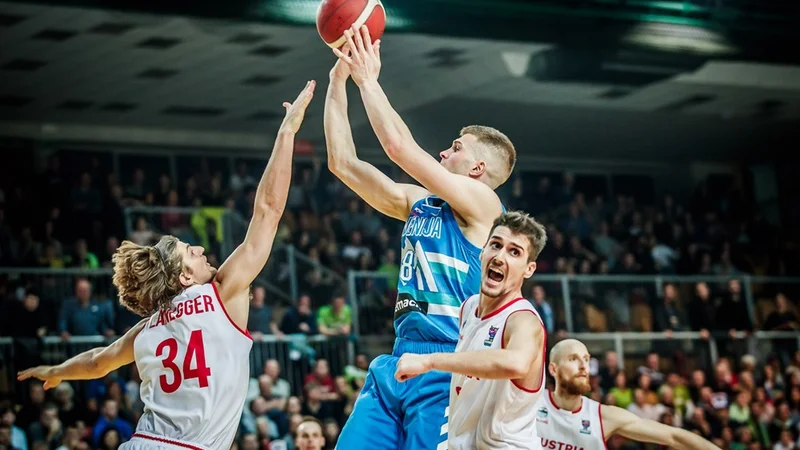Fotografija: Tudi kapetan slovenske reprezentance Edo Murić nestrpno pričakuje žreb. FOTO: FIBA