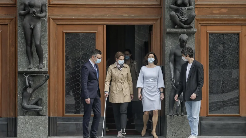 Fotografija: Opozicijske LMŠ, SD, Levica in SAB so danes vložile predlog državnemu zboru, da pred ustavnim sodiščem obtoži predsednika vlade Janeza Janšo. FOTO: Blaž Samec/Delo