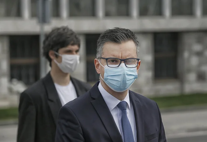Ne gre za to, kdo je pokazal kakšno pogodbo in kdo je ni, ampak za načrtno uničevanje STA, je na novinarski konferenci dejal Šarec. FOTO: Blaž Samec/Delo
