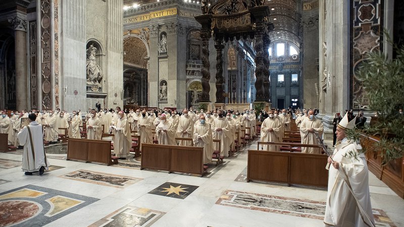 Fotografija: Papež je na veliki četrtek v baziliki svetega Petra daroval krizmeno mašo, na kateri oljčno olje posvetijo v sveto krizmo, ki jo nato čez leto uporabljajo pri krstu in birmi. FOTO: Reuters