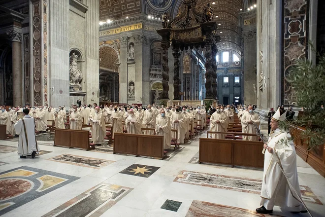 Papež je na veliki četrtek v baziliki svetega Petra daroval krizmeno mašo, na kateri oljčno olje posvetijo v sveto krizmo, ki jo nato čez leto uporabljajo pri krstu in birmi. FOTO: Reuters