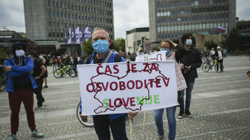 Fotografija: Slovenija ima s politiko že ves čas težave, zadnja leta pa se še stopnjujejo. Posledice so za nas državljane bridke. Foto Jože Suhadolnik/Delo