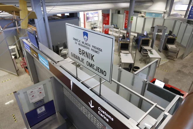 Družina je na Brniku lahko zapustila državo kljub prpeovedi. FOTO: Leon Vidic/Delo