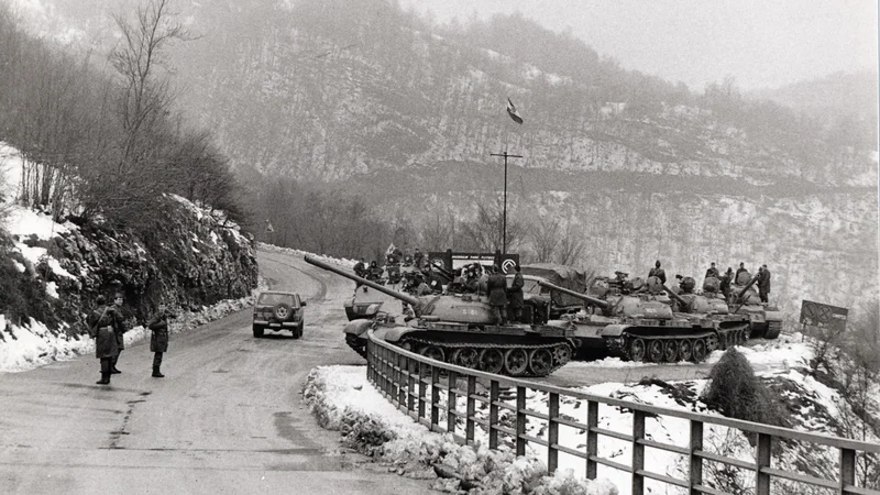 Fotografija: Vojaški tanki pri mostu čez Korano ob vhodu na Plitvička jezera . Foto Srdjan Živulovič
