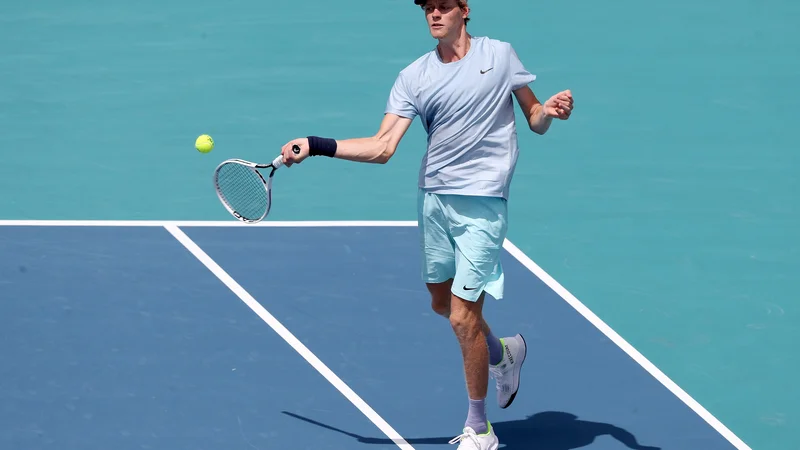 Fotografija: Jannick Sinner je pri 19 letih le še eno zmago oddaljen od premierne lovorike na turnirjih serije masters. FOTO: Matthew Stockman/AFP