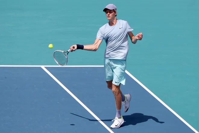 Jannick Sinner je pri 19 letih le še eno zmago oddaljen od premierne lovorike na turnirjih serije masters. FOTO: Matthew Stockman/AFP