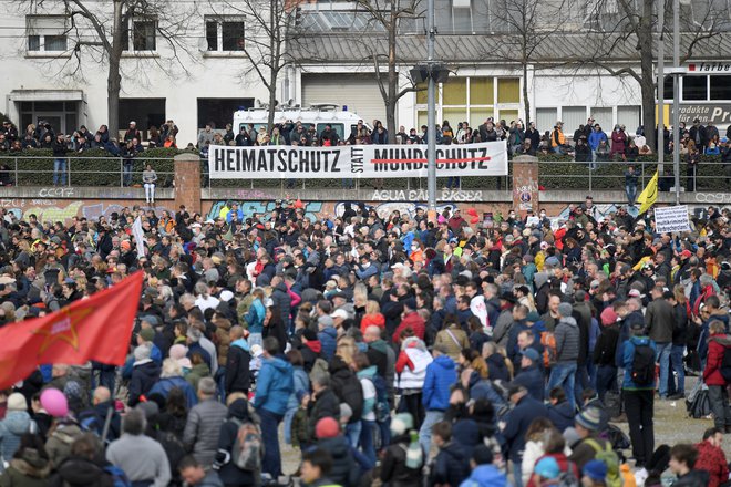 Množične demonstracije proti ukrepom v Nemčiji. FOTO: Andreas Gebert/Reuters