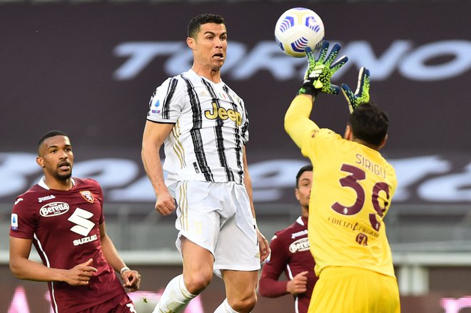 Cristiano Ronaldo je v mestnem derbiju v Torinu zadel v 79. minuti za končnih 2:2. FOTO: Massimo Pinca/Reuters