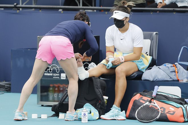 Bianca Andreescu je zaradi poškodbe gležnja predčasno končala finale. FOTO: Michael Reaves/AFP