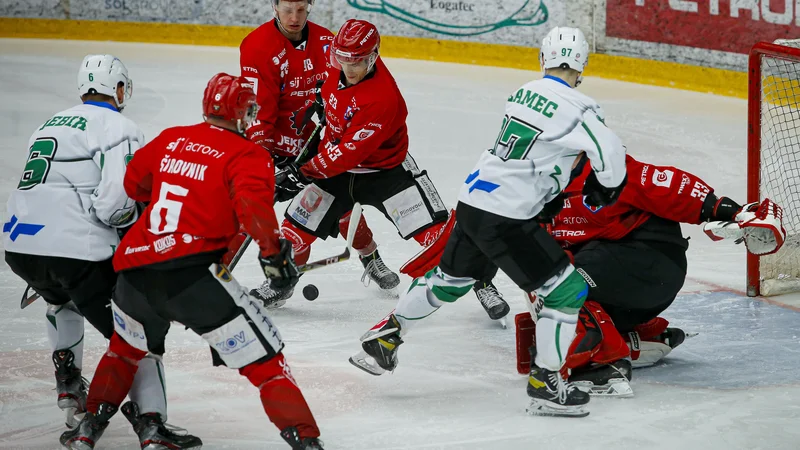 Fotografija: Hokejisti Olimpije in Jesenic zdaj vedo, proti komu bodo v četrtek odprli polfinale alpske lige. FOTO: Jože Suhadolnik/Delo